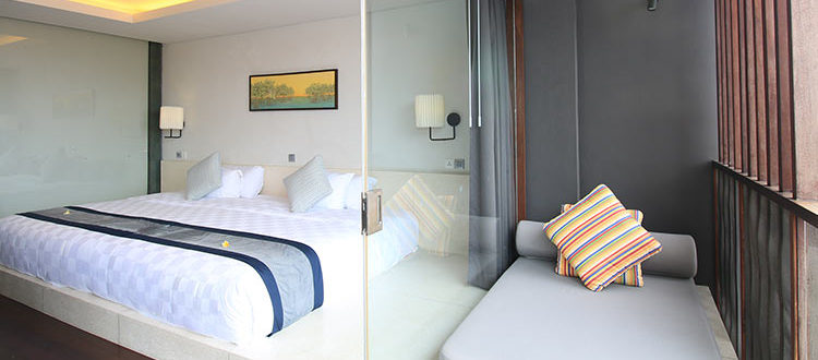suite with canopy