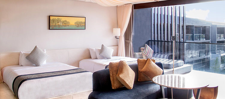 suite room with canopy