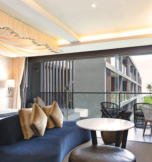 suite with canopy