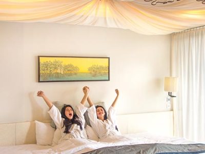suite with canopy