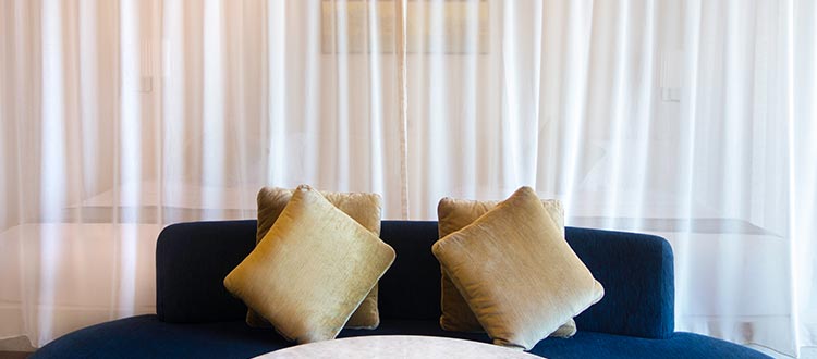 suite room with canopy