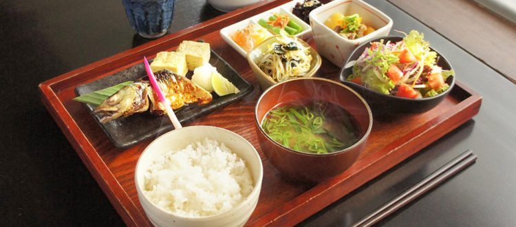 バリ島ジンバランの新たな朝の輝き - イマドキレストランの和定食
