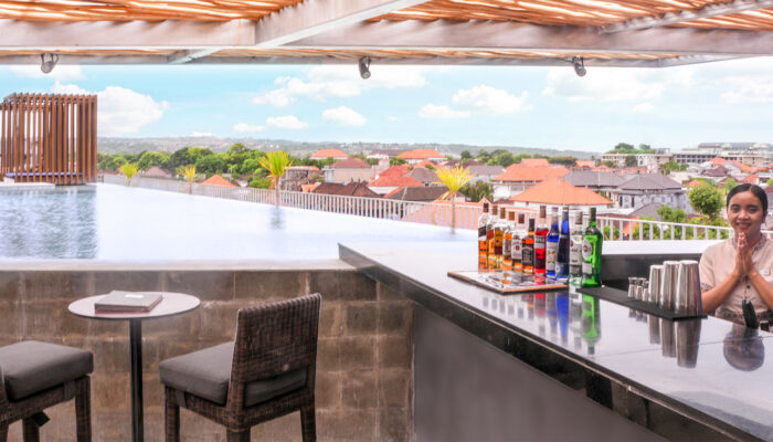 Splash pool bar
