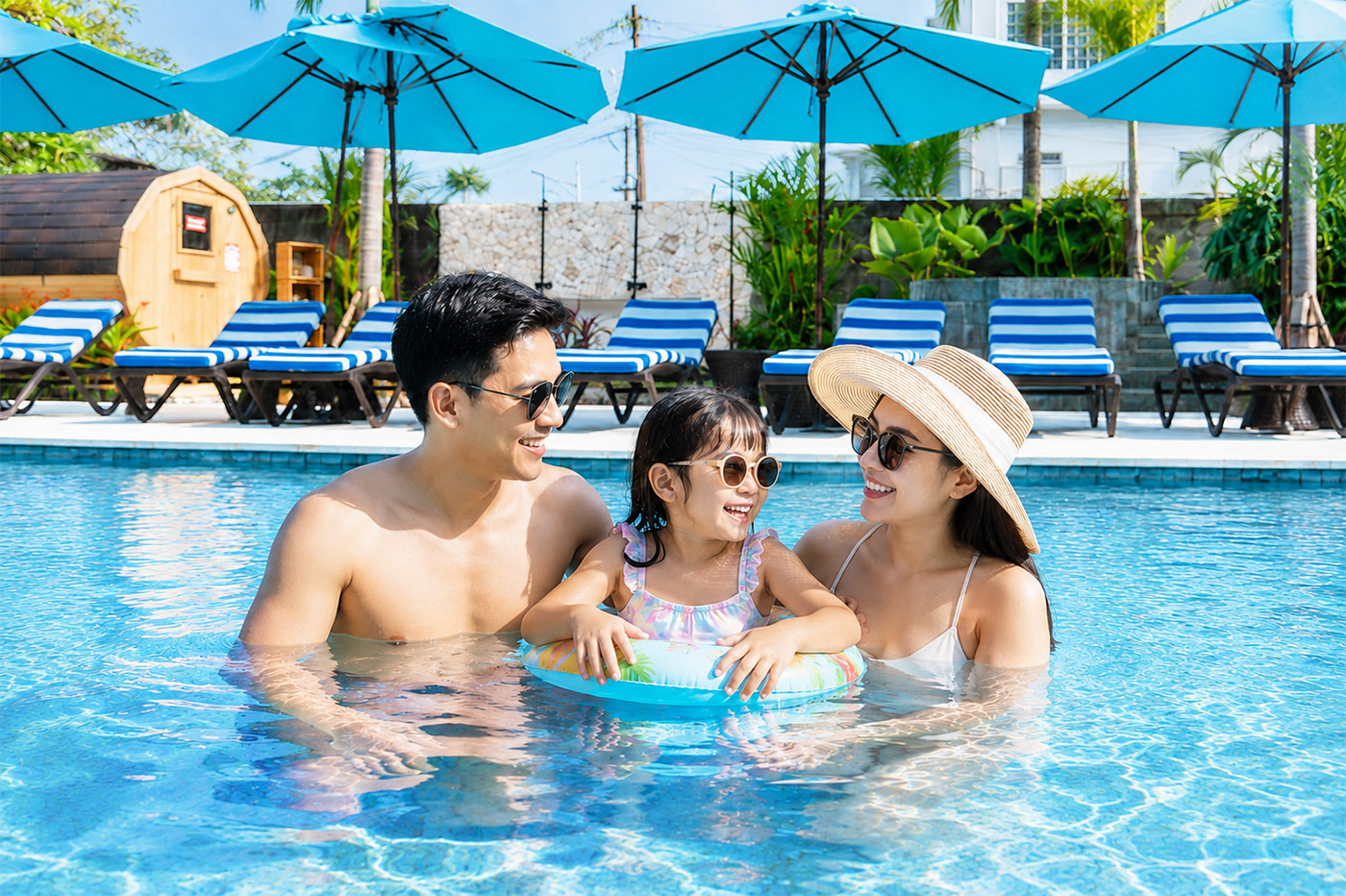 Watermark Hotel & Spa Baliのプールで楽しむご家族